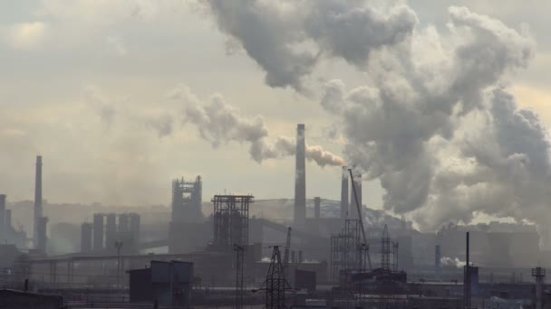 Poluição atmosférica por emissões de tubos de fábrica — Vídeo de Stock