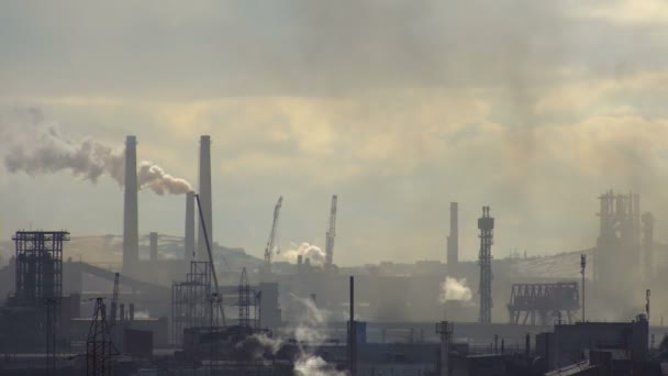 Pollution par la fumée causée par les émissions d'une usine métallurgique — Video