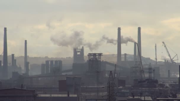 Загрязнение дыма выбросами с металлургического завода — стоковое видео