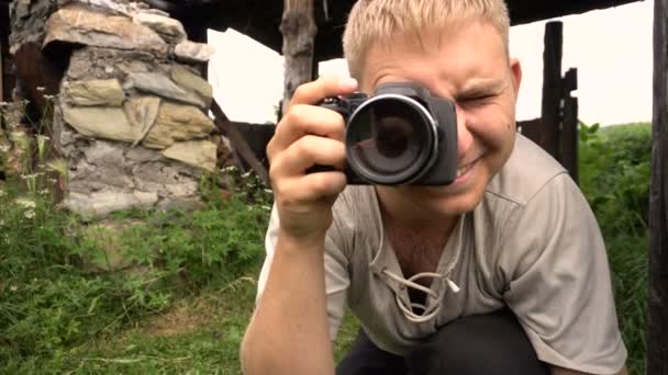 Mladý fotograf veselá detail ve volné krajině — Stock video