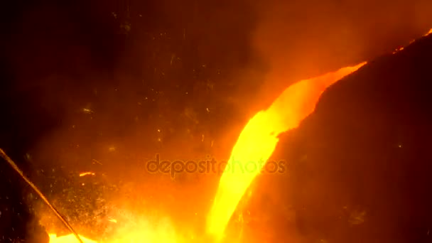 Flujo de metal fundido en la producción de hornos de explosión — Vídeos de Stock