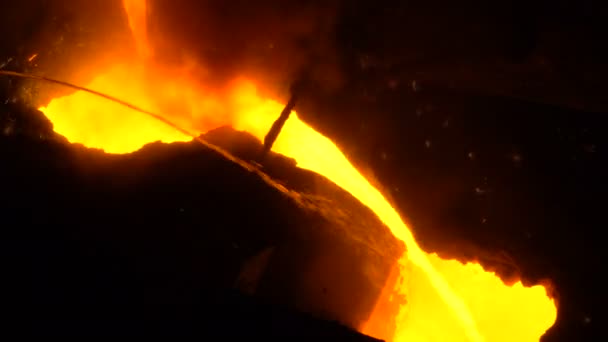 Flujo de metal fundido en la producción de hornos de explosión — Vídeos de Stock