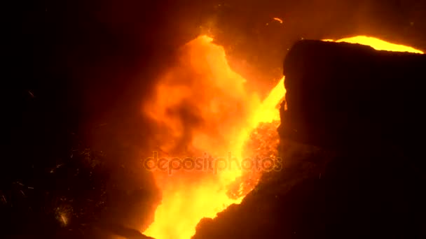 Flusso di metallo fuso nella produzione di forno a scoppio — Video Stock