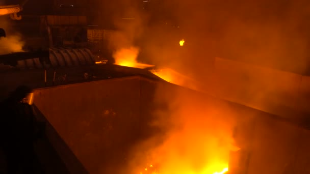 El metalúrgico de trabajo mira el aerosol del metal fundido . — Vídeos de Stock