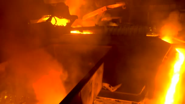 Metallurgie van gesmolten metaal gietijzer giet door de trog in een pollepel — Stockvideo