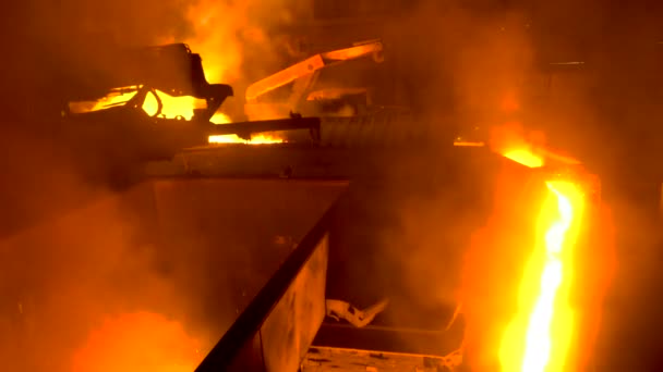 Metalurgia żeliwa stopionego metalu wylewa się przez koryto do kadzi — Wideo stockowe