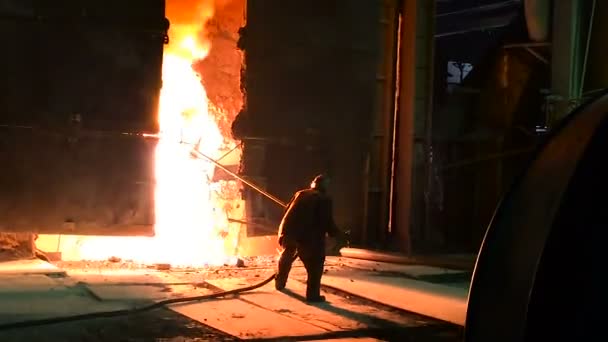 De productie van staal in de convertor. Silhouet werknemer op achtergrond van nek. — Stockvideo