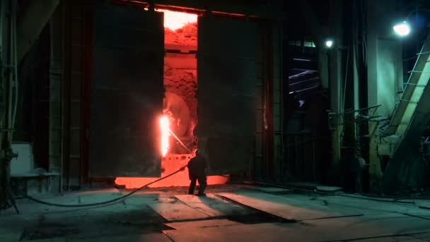 Produção de aço em conversor. trabalhador de silhueta no fundo do pescoço . — Vídeo de Stock