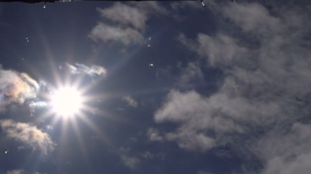 Rayos de sol en nubes de movimiento de cielo azul — Vídeo de stock