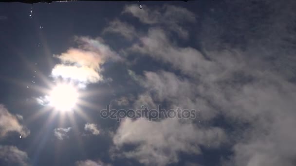 Sluneční paprsky v Blue Sky pohybu mraků — Stock video