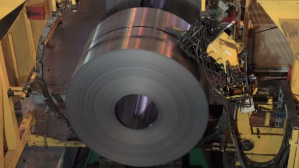 Fabrication de tôles d'acier. Emballage de produits finis en rouleaux . — Video