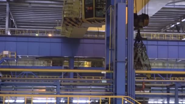 Industriearchitektur Betrieb des Krans in der Werkstatt für Stahlproduktion — Stockvideo