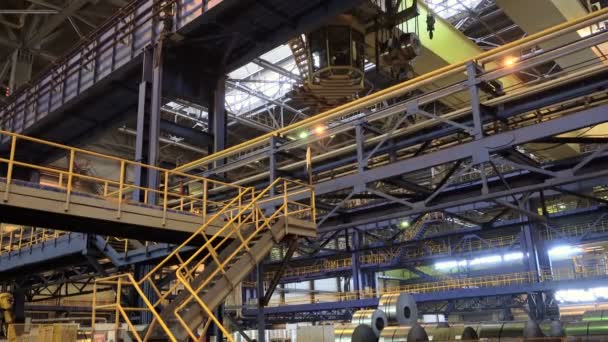 Architecture industrielle Fonctionnement de la grue dans l'atelier de production d'acier — Video