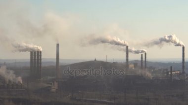 Büyük bir bitki boru duman atmosfer