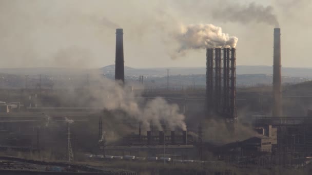 Tubos de uma grande atmosfera de fumaça de planta — Vídeo de Stock