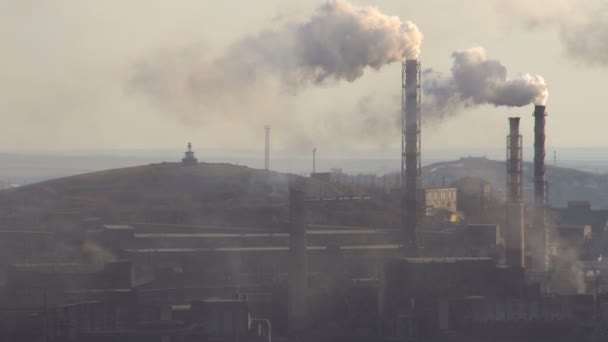 管道的一家大型工厂吸烟氛围 — 图库视频影像