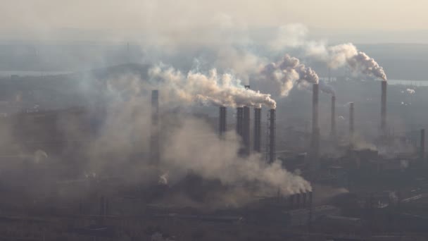 大規模な工場のパイプの煙雰囲気 — ストック動画