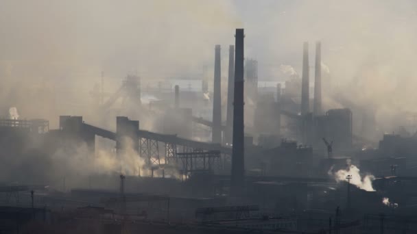 Förorening av atmosfären av rök utsläpp Metallurgical växten. — Stockvideo