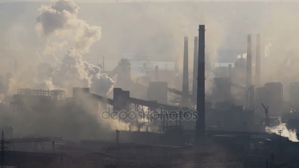 Contaminación de la atmósfera por emisiones de humo Planta metalúrgica . — Vídeos de Stock