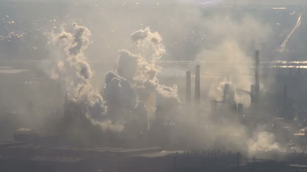 Vervuiling van de atmosfeer door rook uitstoot metallurgische fabriek. — Stockvideo