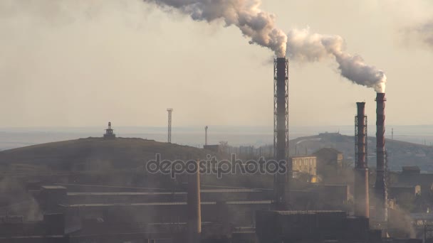 Vervuiling van de atmosfeer door rook uitstoot metallurgische fabriek. — Stockvideo