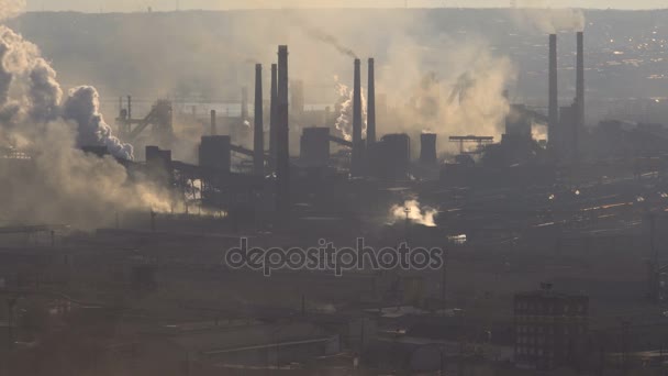 Contaminación de la atmósfera por emisiones de humo Planta metalúrgica . — Vídeos de Stock