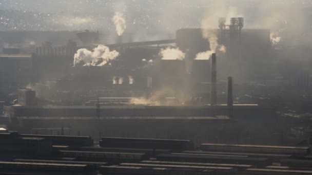 Vervuiling van de atmosfeer door rook uitstoot metallurgische fabriek. — Stockvideo