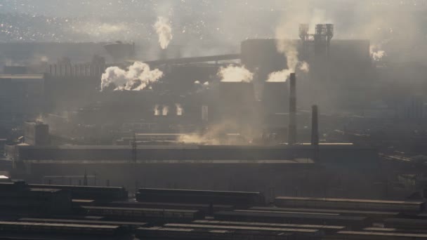 Contaminación de la atmósfera por emisiones de humo Planta metalúrgica . — Vídeos de Stock