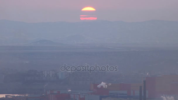 Tiempo vueltas puesta del sol sobre la planta metalúrgica — Vídeos de Stock