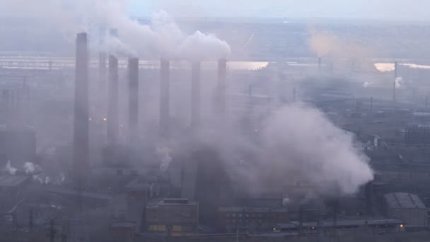 Σωλήνες από ένα μεγάλο εργοστάσιο καπνού ατμόσφαιρα — Αρχείο Βίντεο