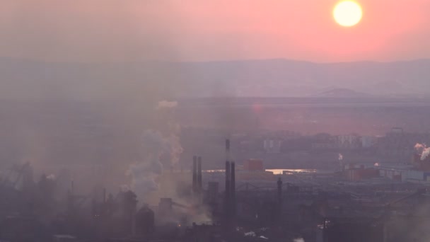 Metalurji Sanayi Endüstriyel Bir Kuruluş Tarafından Atmosfer Kirliliği Yaz Aylarında — Stok video