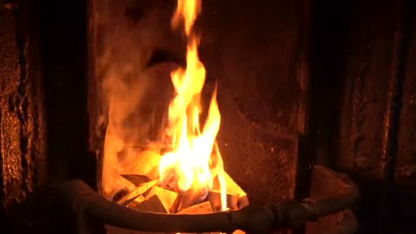 Close-Up van een brandende oude open haard vuur — Stockvideo