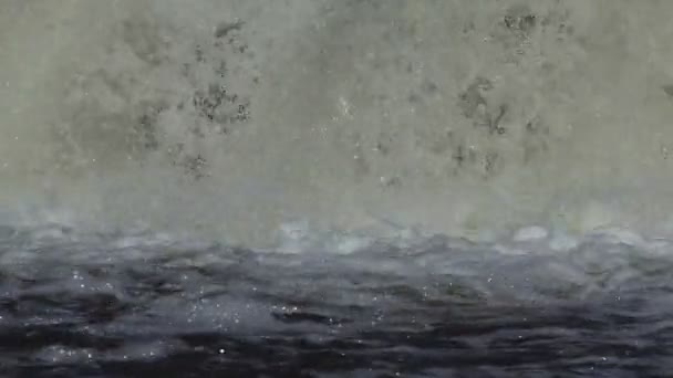 Водоспад на гірській річці, в сонячний день весни — стокове відео