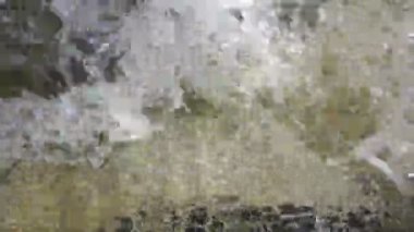 Şeffaf parlak güneşli bir günde bir dağ dere Close-Up Streams.