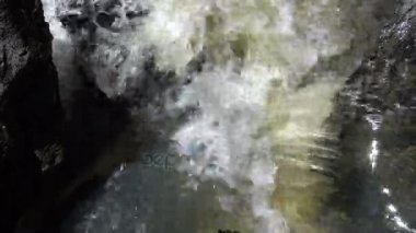 Şeffaf parlak güneşli bir günde bir dağ dere Close-Up Streams.