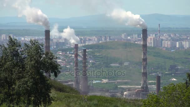 Verschmutzung der Stadt durch Emissionen von Industriebetrieben — Stockvideo