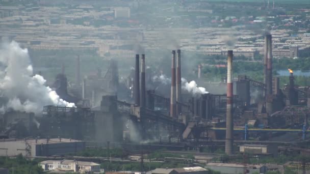 Verschmutzung der Stadt durch Emissionen industrieller Betriebslampen — Stockvideo