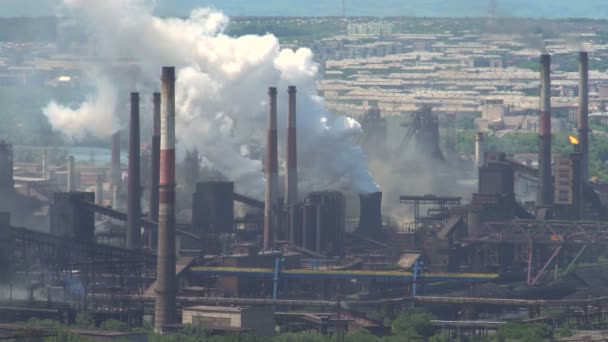 글로벌 공장 오염 도시 분위기에서 배출 연기 — 비디오