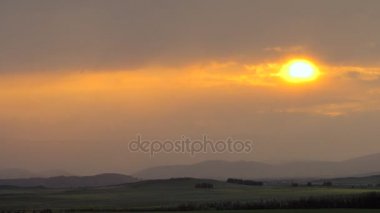 Timelaps günbatımı güzel pembe bulutlar dağlar arka planı içinde
