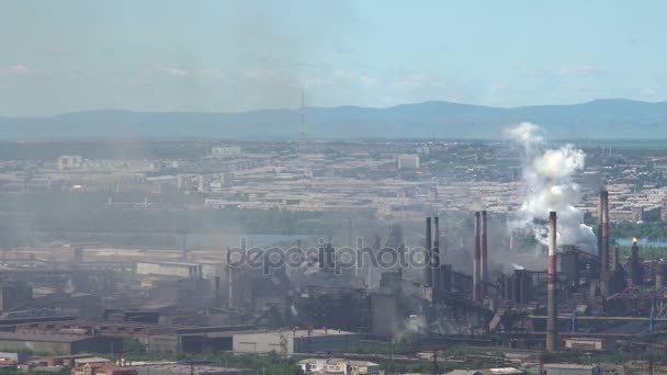 Contaminación de la ciudad por emisiones de empresas industriales — Vídeo de stock