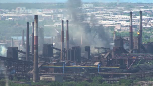 Förorening av staden av utsläpp av industriellt företag Timlamps — Stockvideo