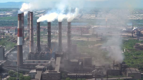 Contaminación de la ciudad por emisiones de empresas industriales — Vídeo de stock