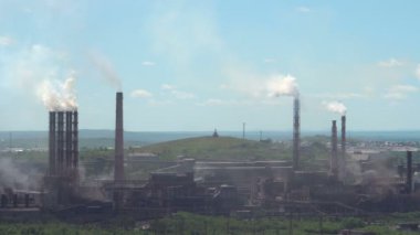 Endüstriyel bir kuruluş tarafından atmosfer kirliliği. Borular, büyük bir fabrika havaya renkli duman yayarlar.