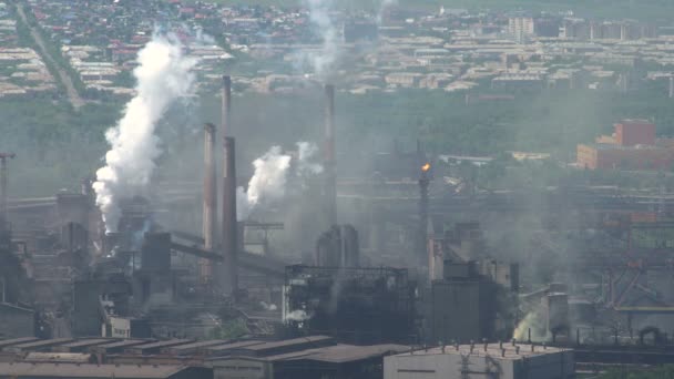 Vervuiling van de stad door de uitstoot van industriële onderneming — Stockvideo
