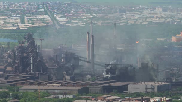 Contaminación de la ciudad por emisiones de empresas industriales — Vídeos de Stock