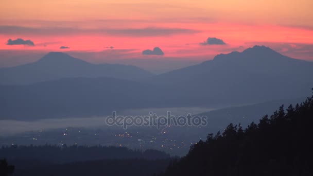 Schöne Sonnenuntergang taim Runden in den sommerlichen Bergen — Stockvideo