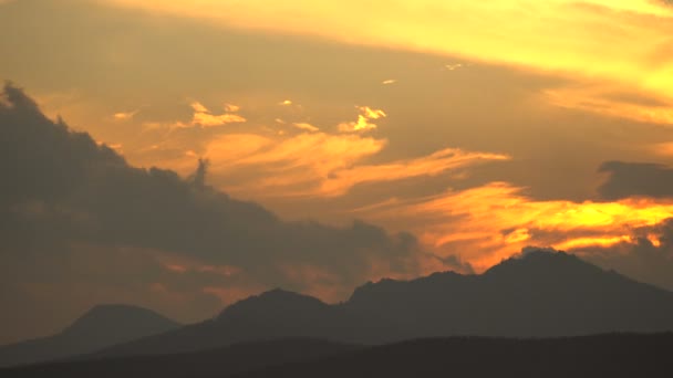 Hermoso atardecer Taim vueltas en las montañas de verano — Vídeos de Stock