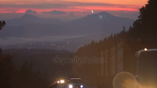 Estrada da montanha no crepúsculo contra um pôr do sol bonito — Vídeo de Stock