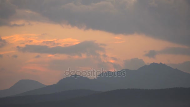 Schöne Sonnenuntergang taim Runden in den sommerlichen Bergen — Stockvideo