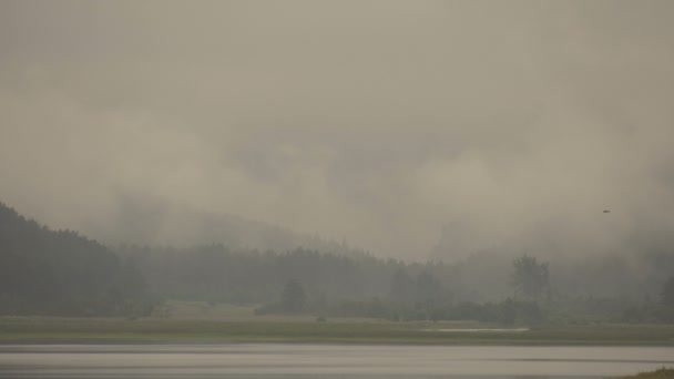 Brouillard le matin Time-Lapse Lake dans les montagnes — Video